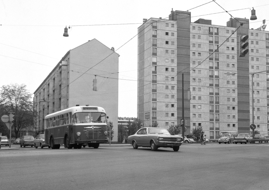 Bus der Linie 33A Klosterneuburgerstraße, Adalbert-Stifter Straße