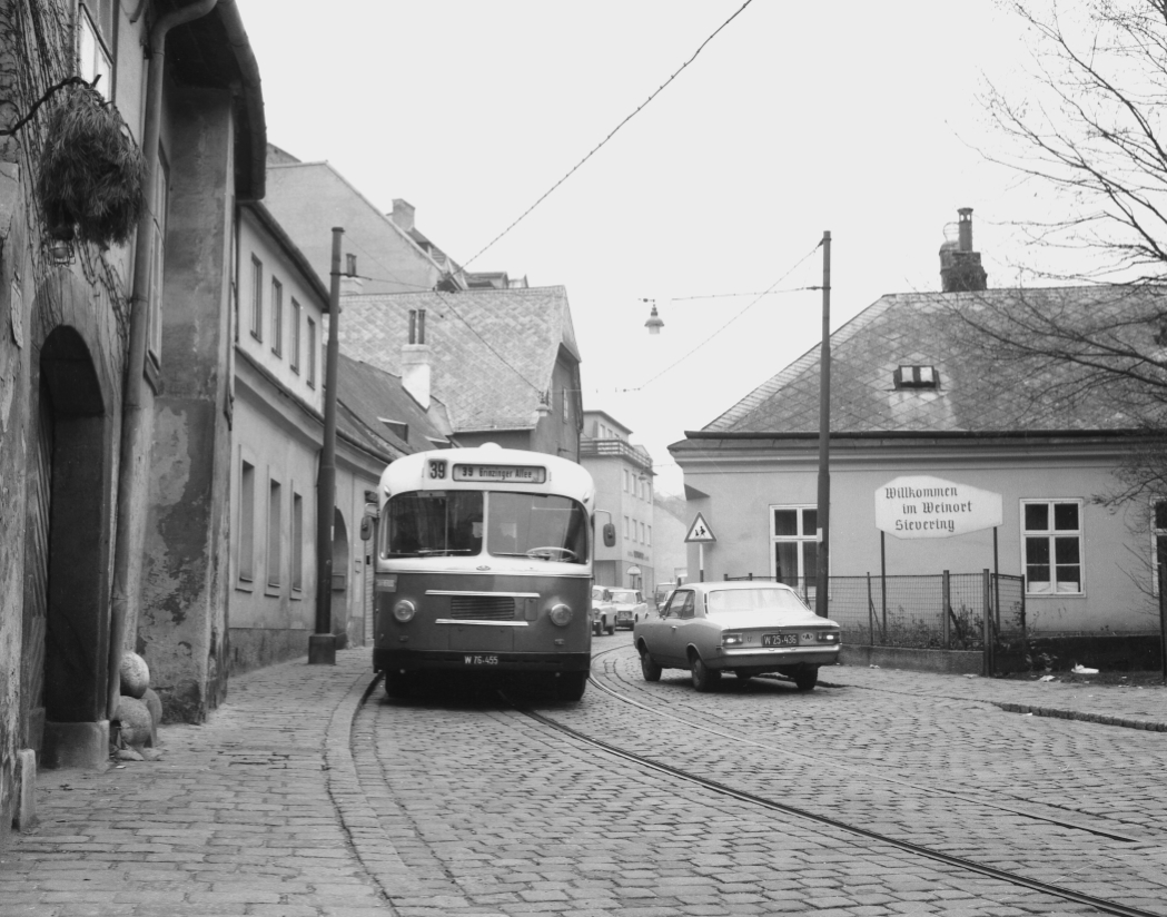 Bus der Linie 39 im alten Ortskern von Sievering, Gleisreste der ehemaligen Straßenbahn sichtbar, November 1970