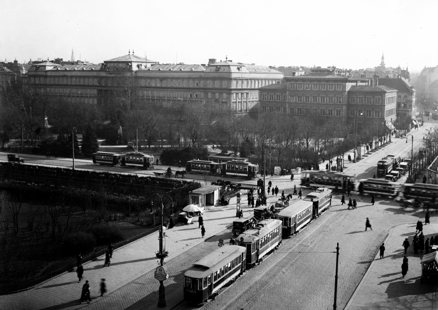 Reger Strassenbahnverker am Karlsplatz mit G, G2, K, und D1 Triebwagen, sowie k-Beiwagen und verschiedene ehemalige Pferdebahnwagen als Beiwagen im elektrischem Betrieb. Linien 62, 65, H2