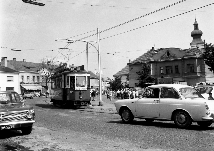 K-Triebwagen 2543 Linie 317 am Hauptplatz von Großenzersdorf.