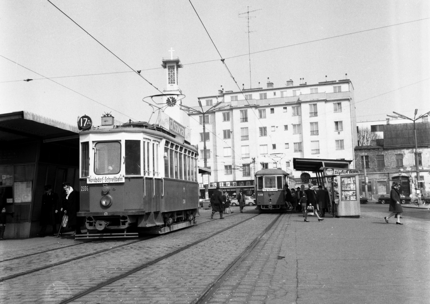 K-Triebwagen 2336 Linie 17A beim Schnellbahnhof Floridsdorf (Franz Jonas Platz)