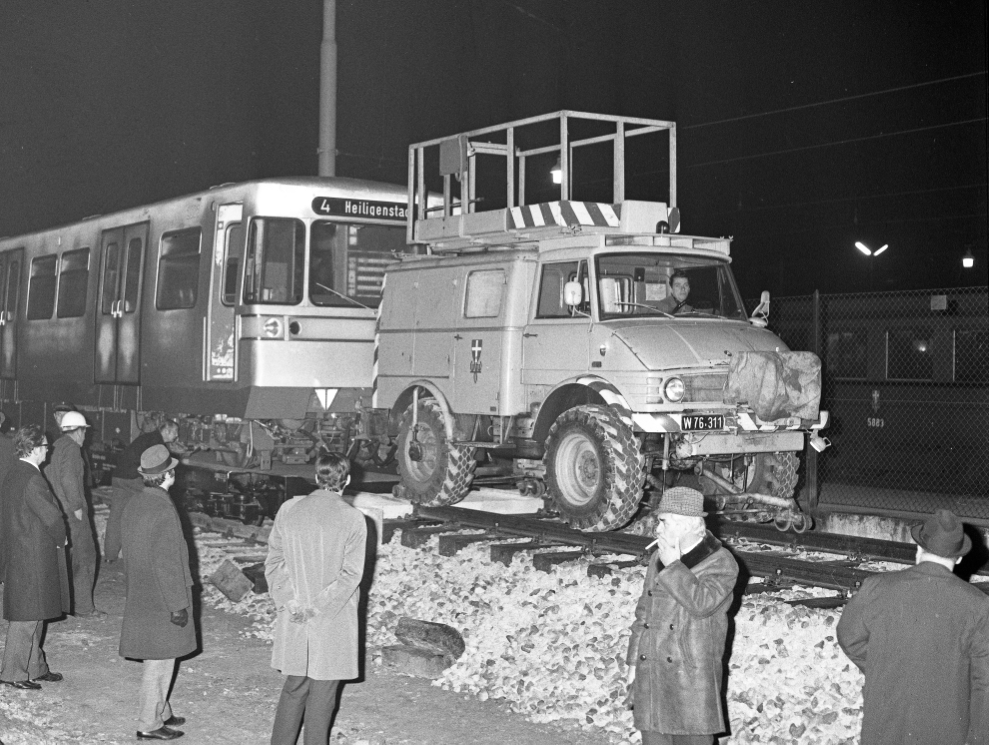 U-Bahn Zug wird an die Wiener Verkehrsbetriebe geliefert, Heiligenstadt Oktober 1972