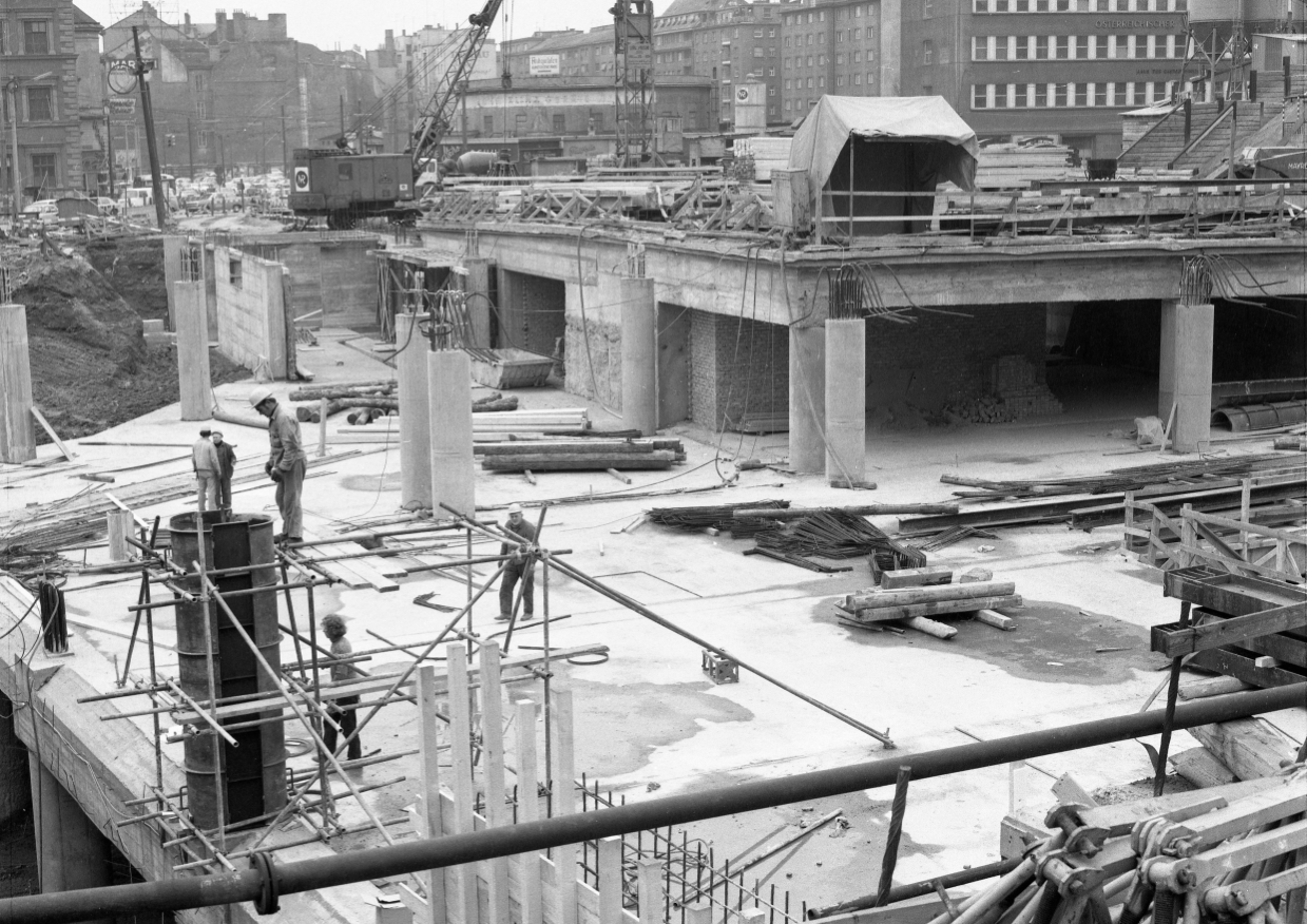 Gleisverlegungsarbeiten am Karlsplatz für den U-Bahnbau am 21.03.1973