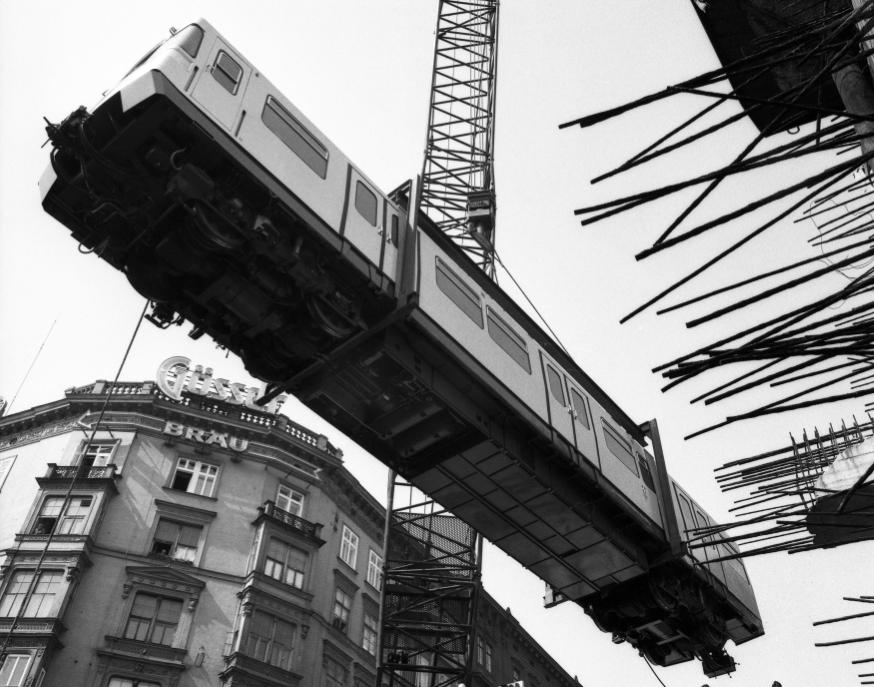 U-Bahn-Zug wird mit Kran fürs Publikum in den U-Bahnschacht gehievt, Aug 1973