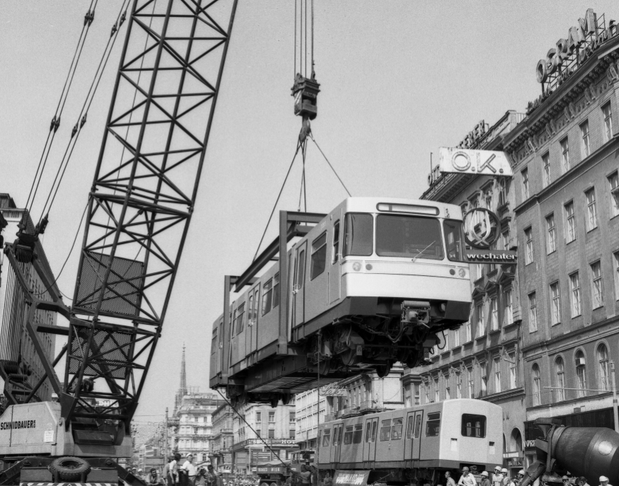 U-Bahn-Zug wird mit Kran fürs Publikum in den U-Bahnschacht gehievt, Aug 1973