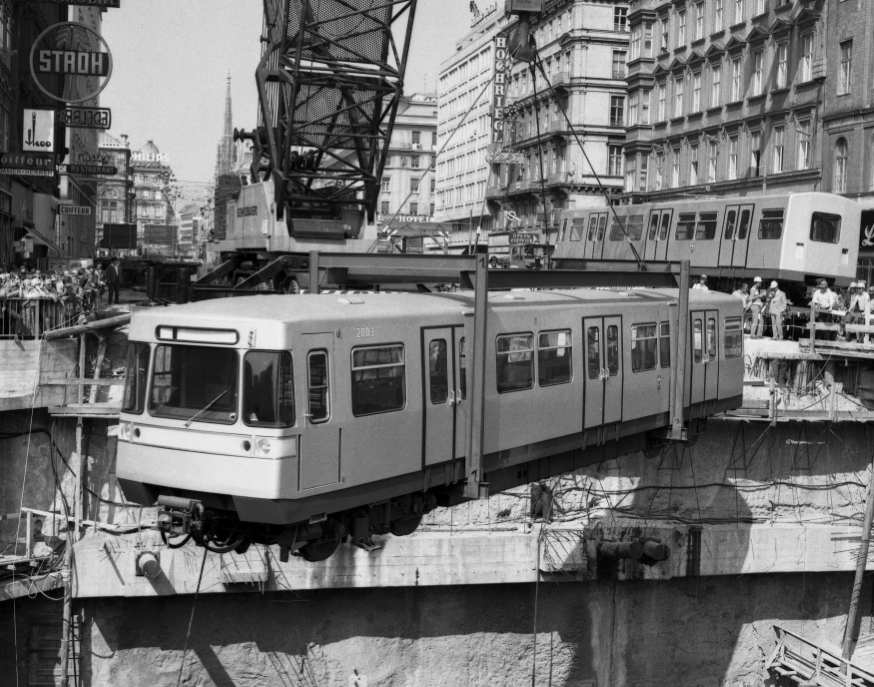 U-Bahn-Zug wird mit Kran fürs Publikum in den U-Bahnschacht gehievt, Aug 1973