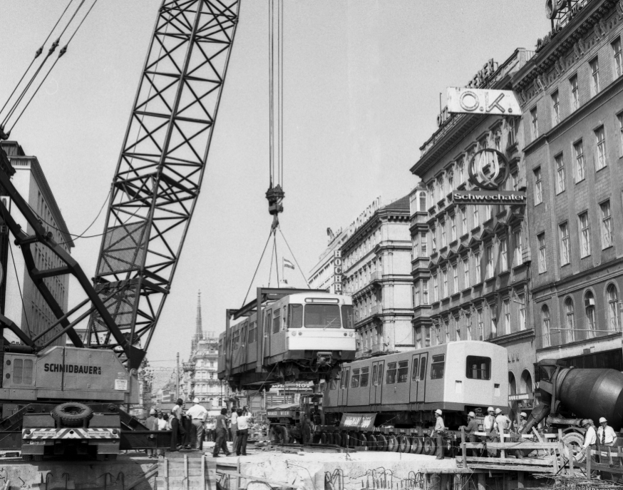 U BahnZug  wird  mit Kran fürs Publikum in den U-Bahnschacht gehievt, Aug 1973