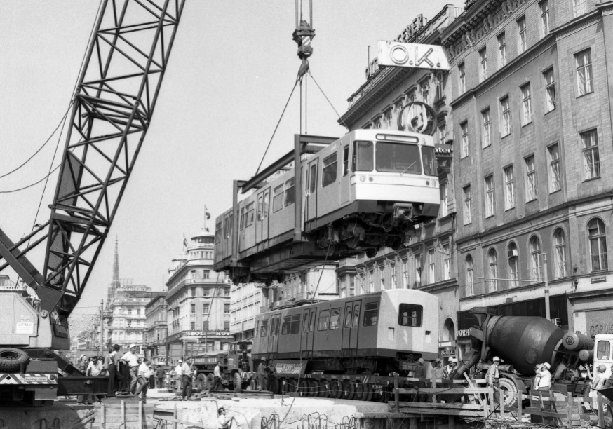 U-Bahn-Zug wird mit Kran fürs Publikum in den U-Bahnschacht gehievt, Aug 1973