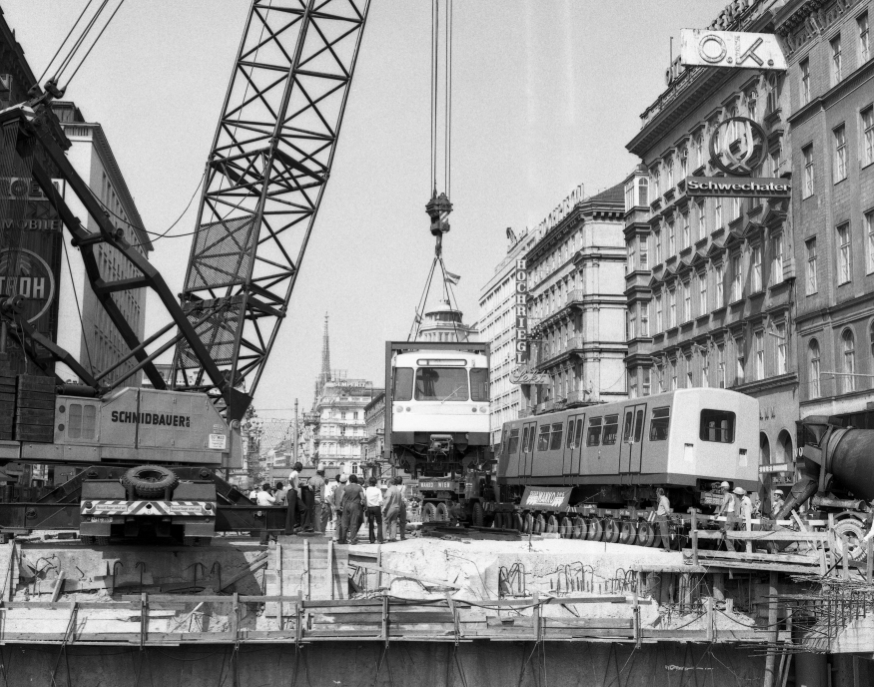 U-Bahn-Zug wird mit Kran fürs Publikum in den U-Bahnschacht gehievt, Aug 1973