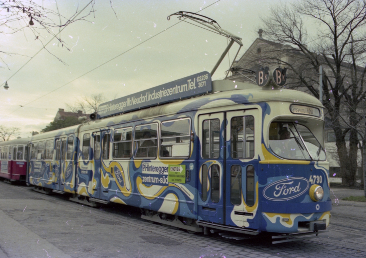 Triebwagen 4730 der Type E1 mit Beiwagen der Type c3 als Linie Bk mit Reklameaufschrift  Ford am 20.11.1974 unterwegs