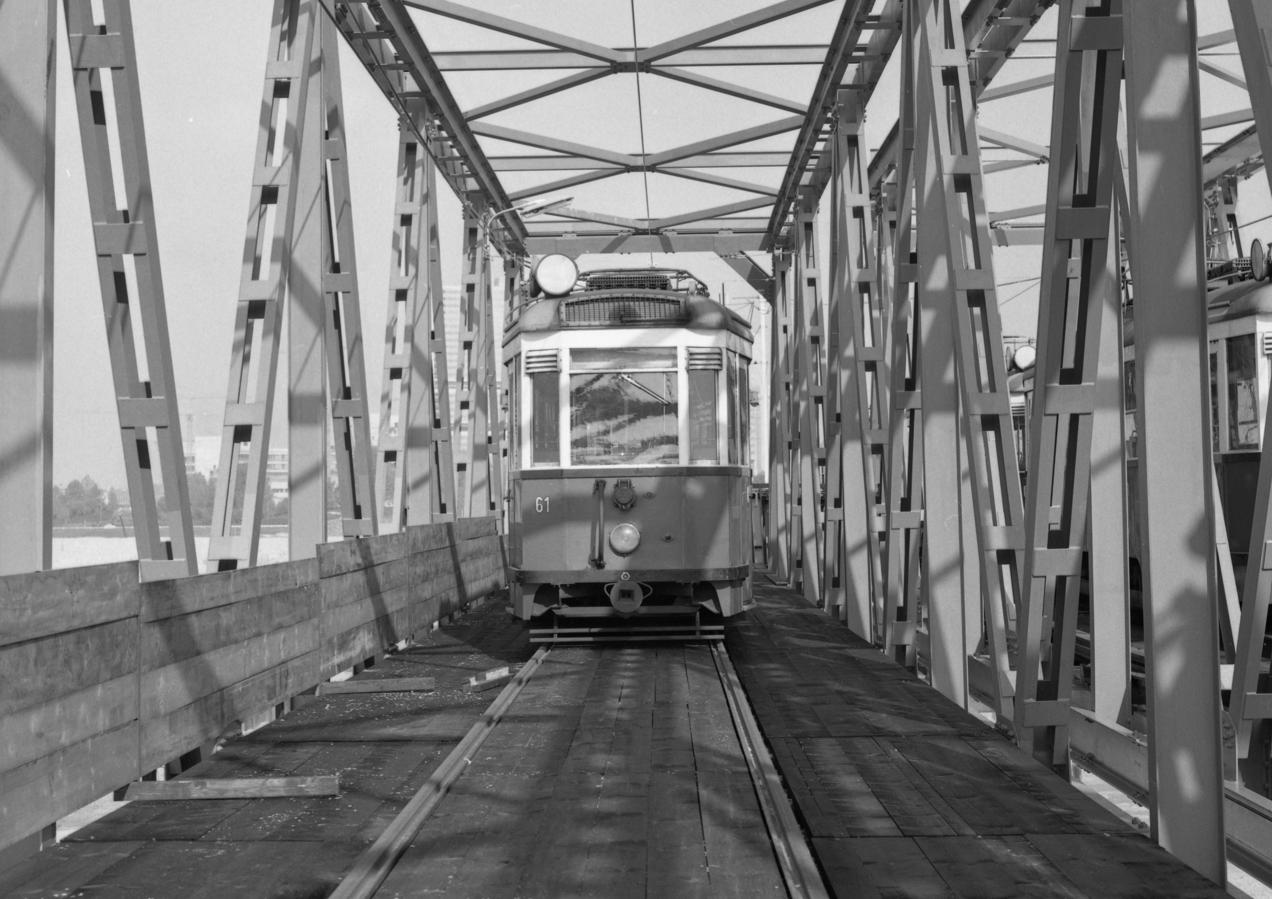 Triebwagen 61, der Type B auf der Behelfsbrücke nach dem Reichsbrückeneinsturz, 1976
