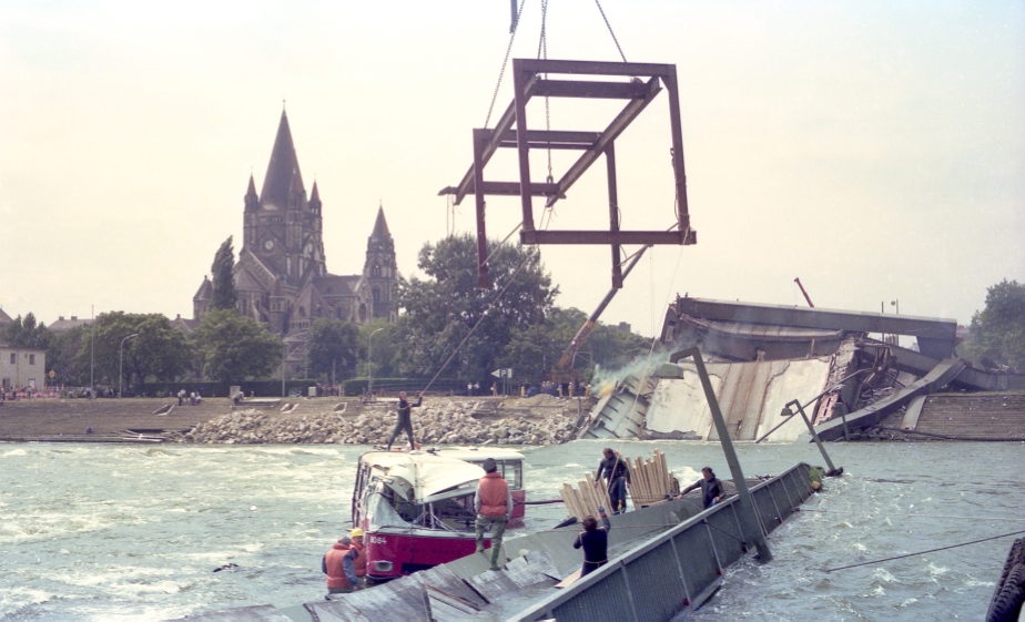 Bergung des Busses GU 230, Nr 8084 nach Einsturz der Reichsbrücke, August 1976