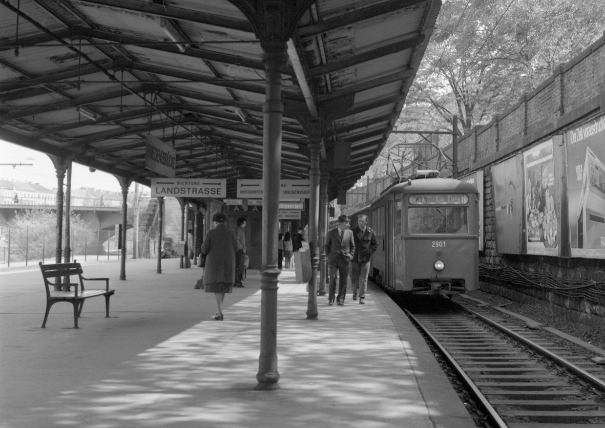 Triebwagen 2901, der Type N1, fährt in der Friedensbrücke als Linie WD ein, 1976