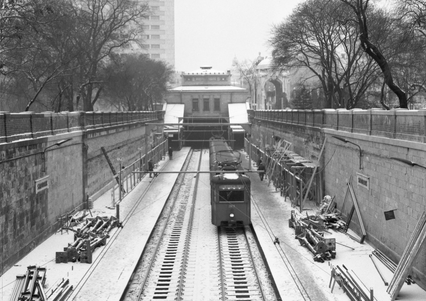 Stadtbahnzug der Linie DG  in der Station Stadtpark