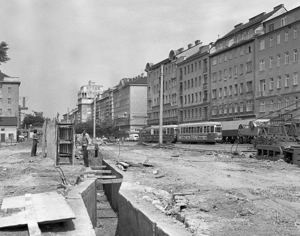 Bau der Linie U1 Lassallestraße und Zug der Linie B mit E1-c2 , Juli 78