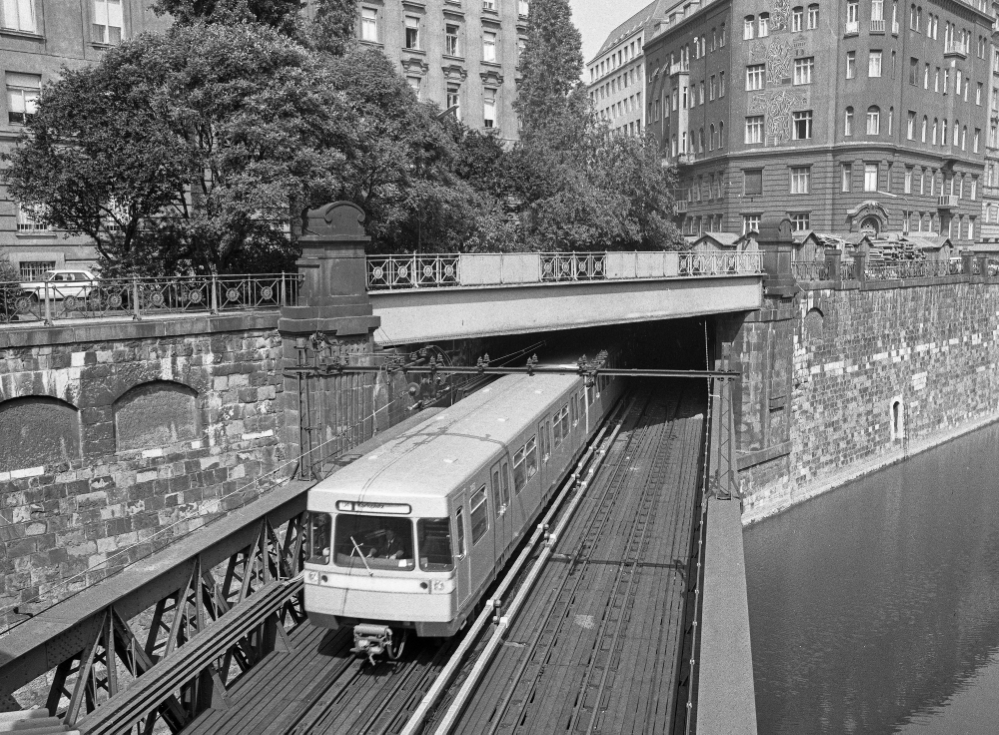 U4 kurz nach der Eröffnung zwischen Schwedenplatz und Landstraße Richtung karlsplatz, August 1978