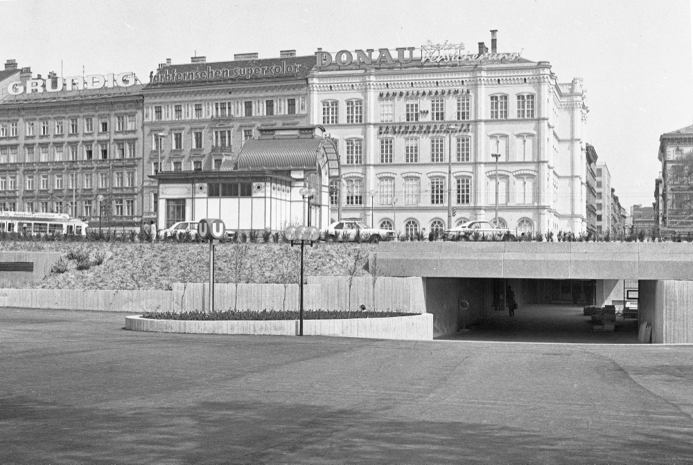 U Bahn Eingang und Unterführung am Karlsplatz  mit Otto Wagner Pavillion und Zug der Linie 62 Type E1, Juni 1978