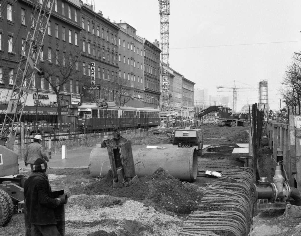 Bau der Linie U1 Lassallestraße und Zug der Straßenbahn-Linie B, März 1979