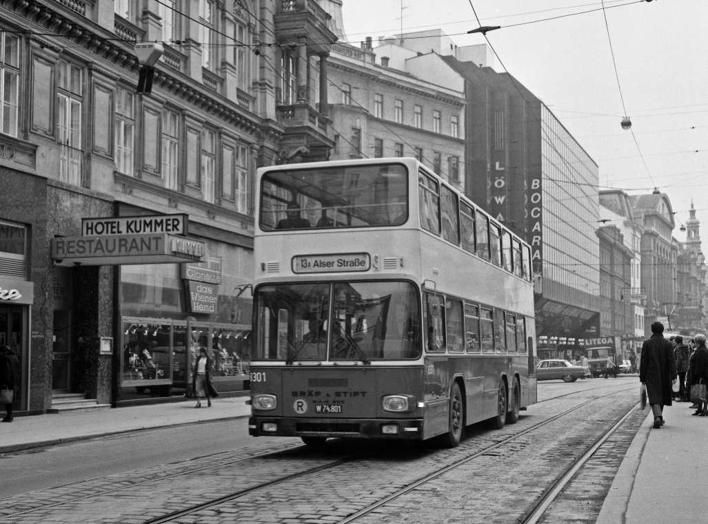 Die Bus Linie 13a auf der alten Mariahilferstraße bei der Neubaugasse, Februar 1979