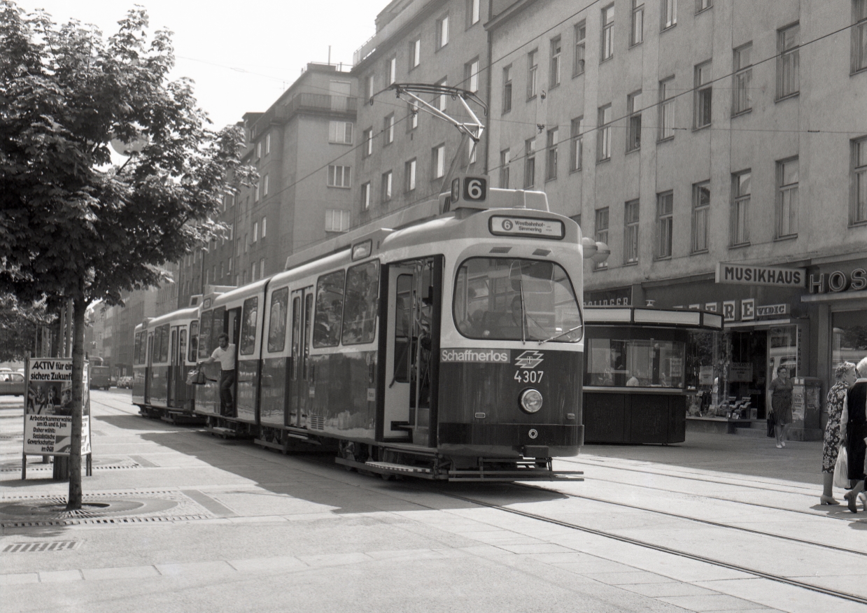 Triebwagen 4307 der Type E2 mit Beiwagen der Type c5 in der Quellenstraße, als Linie 6 unterwegs, 1979