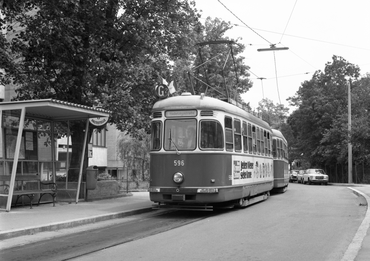 Triebwagen 596 der Type L4 steht mit Beiwagen der Type l3 auf der Hohen Warte als Linie G2 in der Haltestelle, 1980