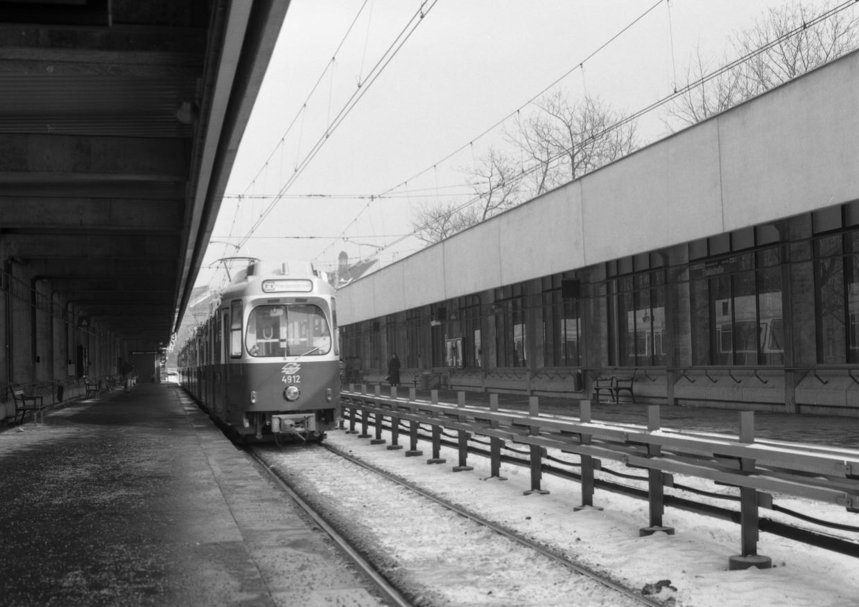 Linie G Stadtbahn mit Zug der Type E6-c6 Station Thaliastraße