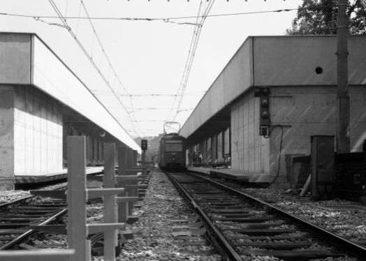 Station Thaliastraße der Stadtbahn mit Zug der Linie G, Type N1-n1