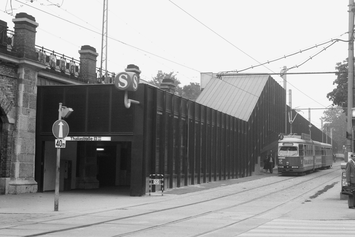 Linie 8 mit E1-c3 bei der Stadtbahn Station Thaliastraße 