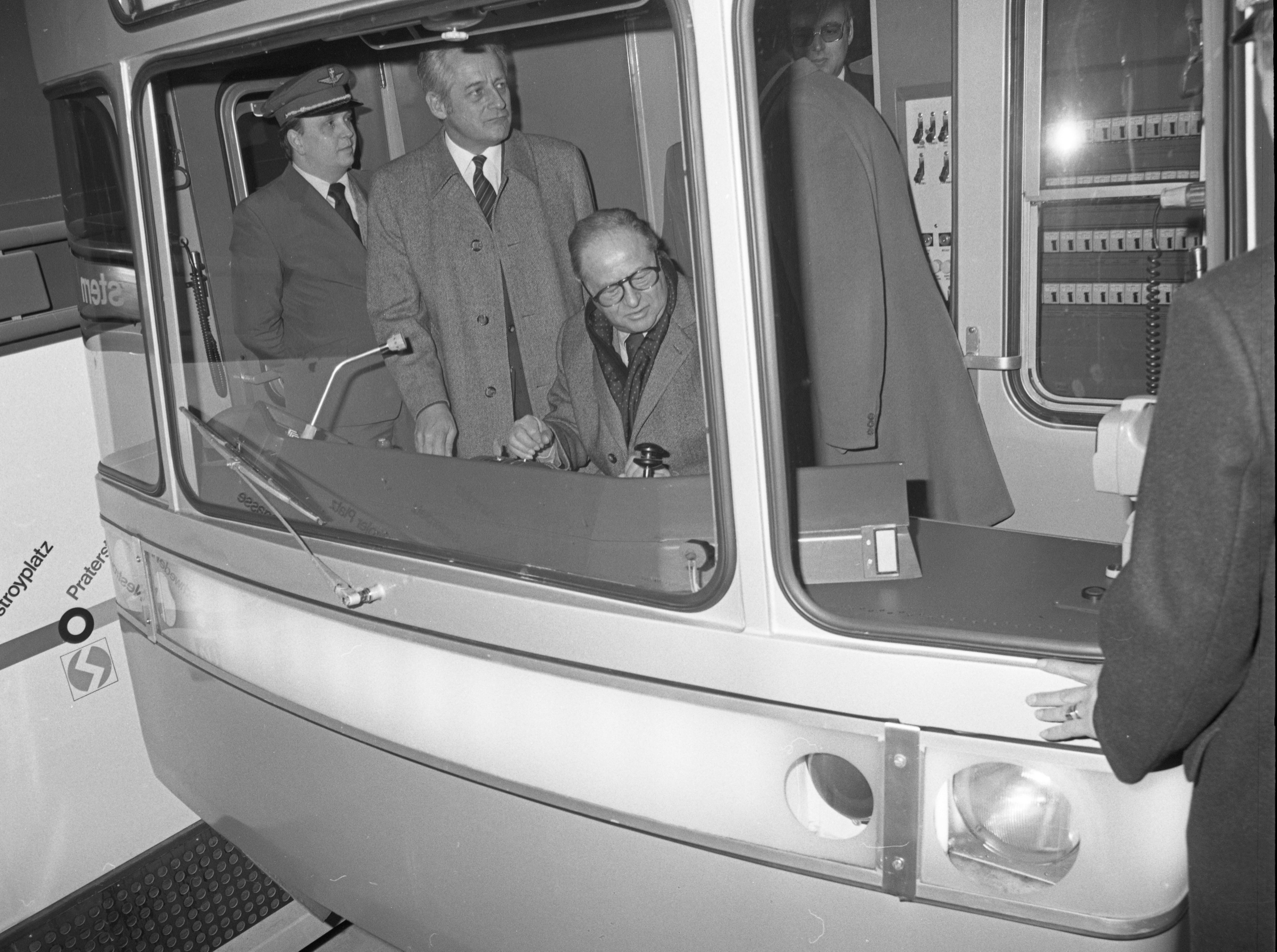 Kanzler Kreisky (Mitte) und Bgm. Leopold (2.v.l.) Gratz fahren mit dem Eröffnungszug der U1 von Praterstern bis Nestroyplatz, Feb.1981