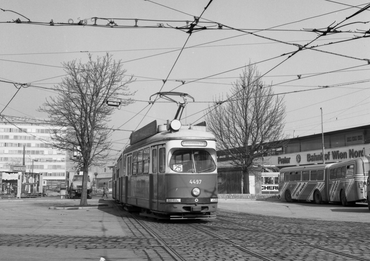 Zug der Linie 25 mit der Wagentype E1-c2 am Praterstern,Februar 1981