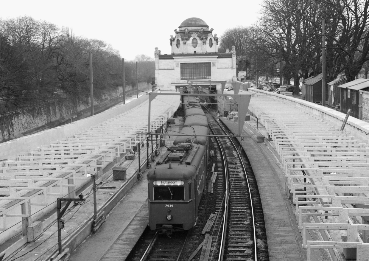 Stadtbahn mit einer Type N1-n1 Garnitur, Station Hietzing  1981