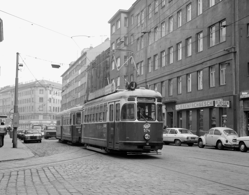 Straßenbahnzug der Type L-c3 noch mit Schaffner, der Linie J, Erdbergstraße, Dezember 1983