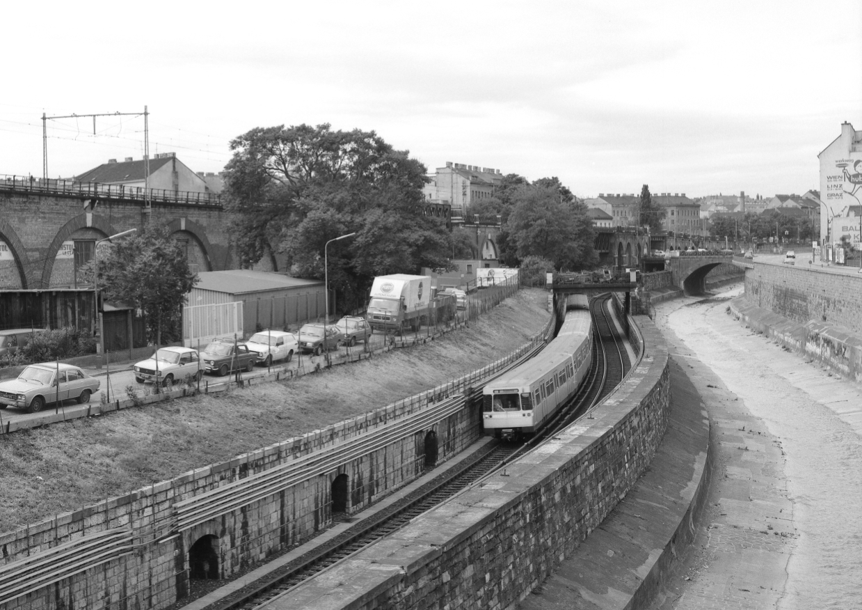 Linie U4 zwischen den Stationen Meidling und zukünftiger Station Längenfelgasse auf alter Trasse, Mai 1983