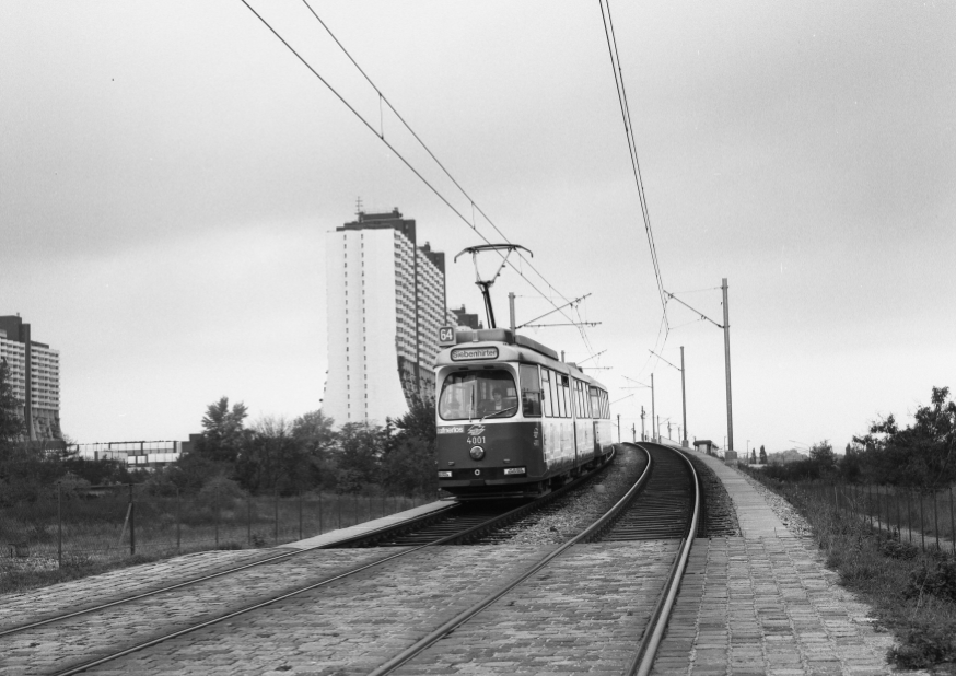 Linie 64 nach der Station Alt Erlaa mit einem Zug der Type E2-c5, August 1983