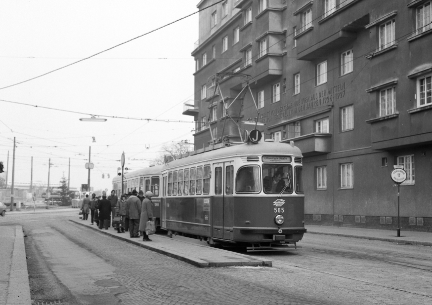 Straßenbahnzug der Type L-c2 der Linie J, Endstelle und Anfangsstelle Erdberg; Dezember 1983