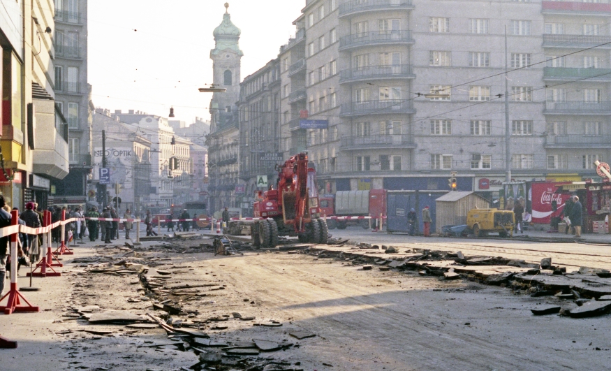 Beginn der Bauarbeiten in Wien Mitte-Landstraße im Jänner 1984; Entfernung des Asphalts und der Tramgleise