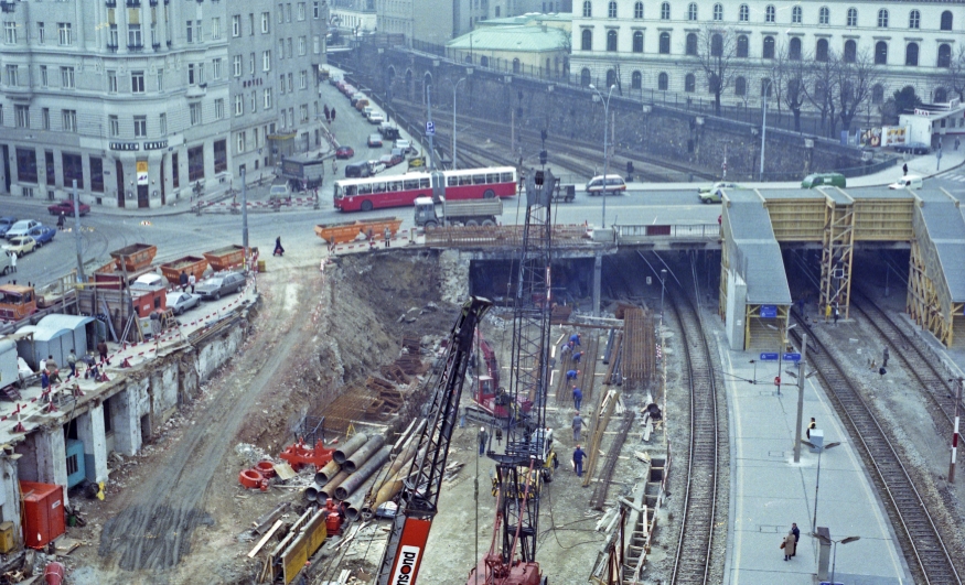 Bauarbeiten in Wien-Mitte Landstraße, Bus Linie 74A und Schnellbahntrasse von oben  im  März 1984