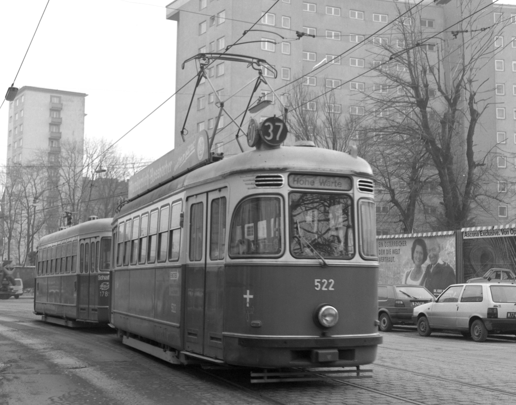 Zug der Linie  37  mit der Type L-l, Döblinger Hauptstraße, Dezember 1984