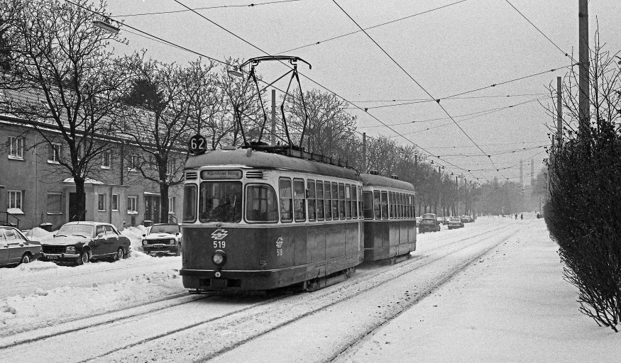 Zug der Linie 62 mit Zweiwagenzug der Type L-l, Winter 1986 in Lainz