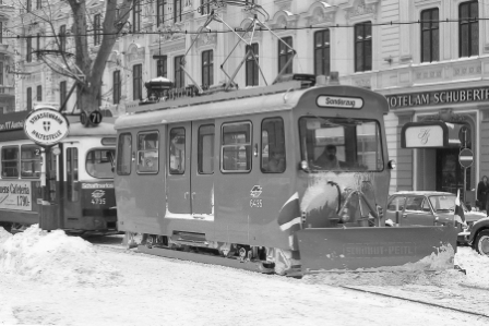 Schneepflug der Type LH am Schwarzenbergplatz