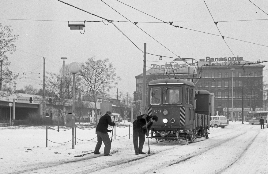 Schneepflug Type GP mit Fahrpersonal am Praterstern Winter 1987