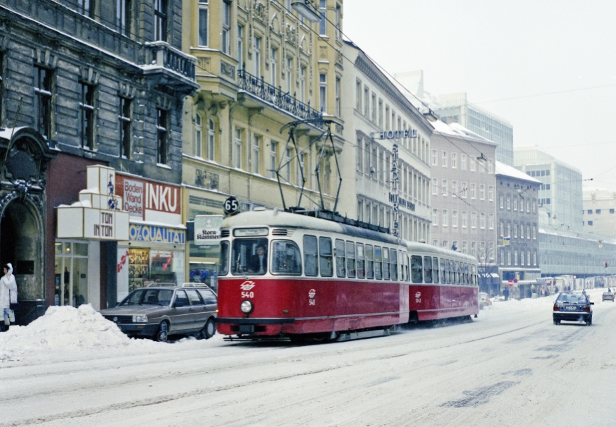 Zug der Linie 65 mit der Type L-c3 in der Wiedner Hauptstaße, Winter 1987