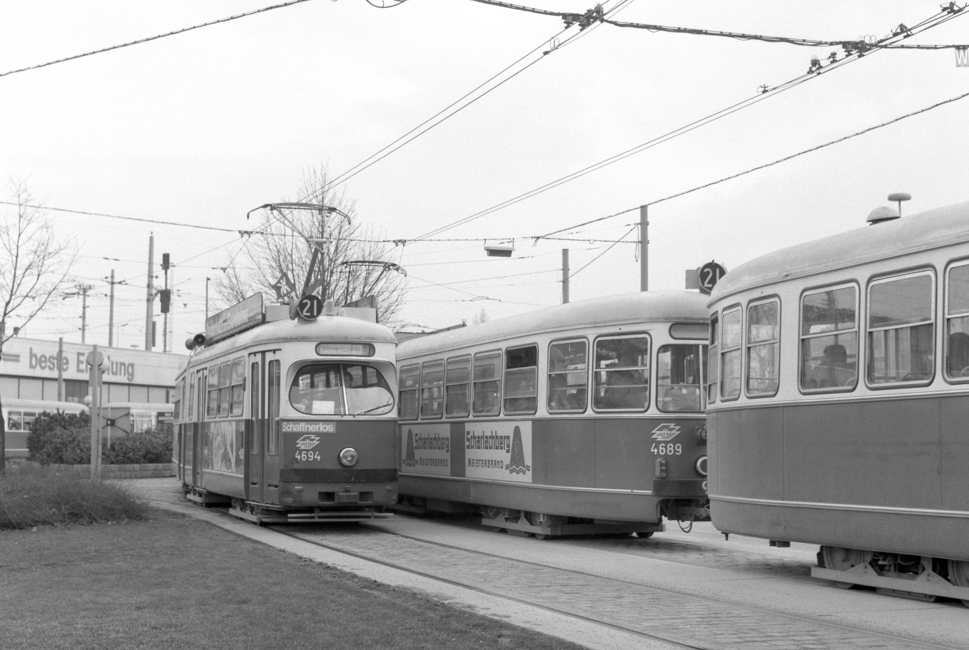 Linie 21 am Praterstern mit Type E1-c3 im März 1987 fährt Richtung Schwedenplatz, Zugsbegegnung mit Linie 21,