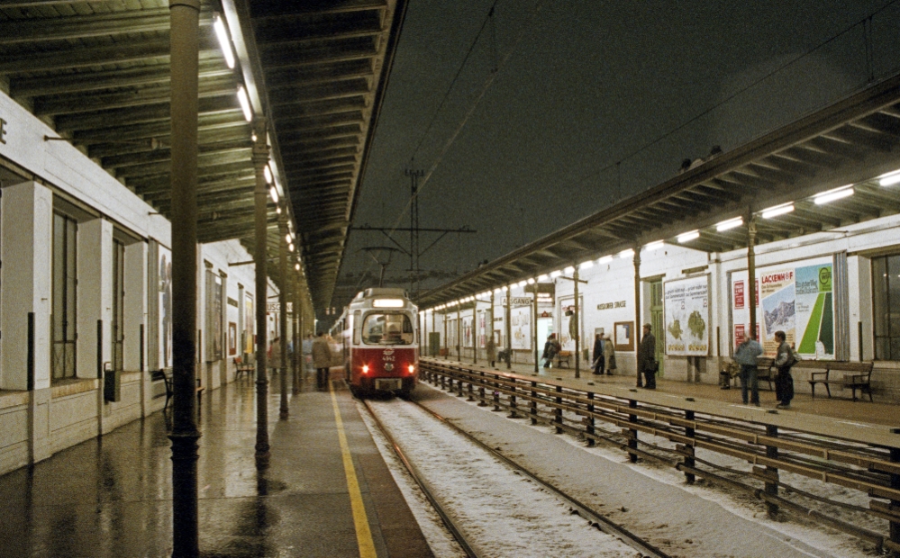 Zug der ehemaligen Stadtbahn mit der Type E6-c6 in der Nußdorferstraße, 1987
