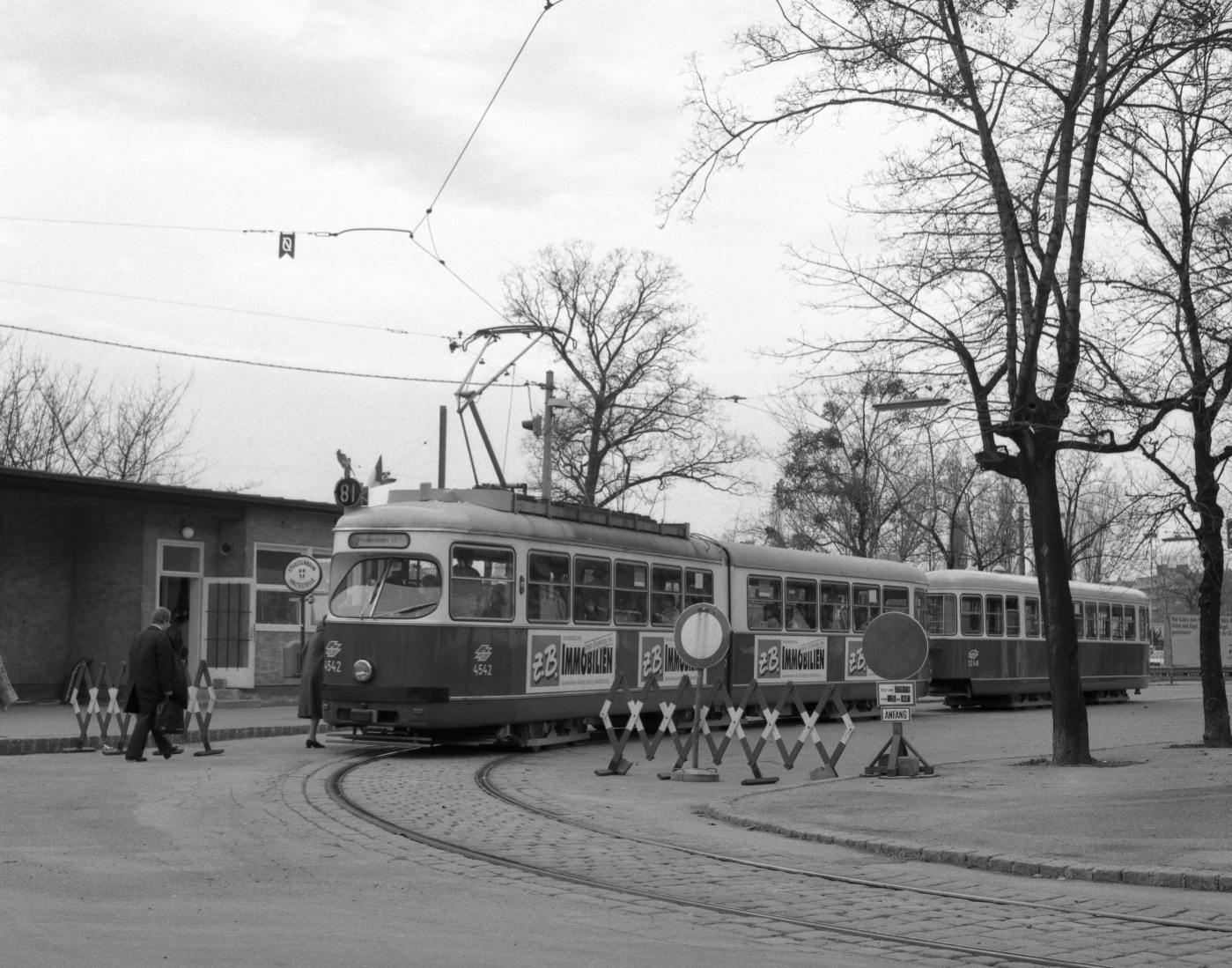 Linie 81 als Sonderlinie in der Messeschleife Prater, Type E1-c3 im März 1987, links das Expedit