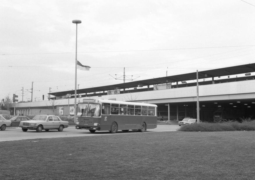 Bus-Sonderlinie Messeverkehr am Praterstern mit Type LU,März 1987