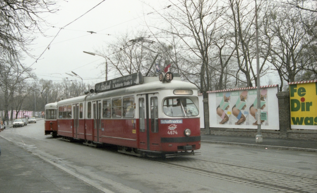 Linie 81  mit E1 c3  fährt aus der  Messeschleife ,Februar 1988