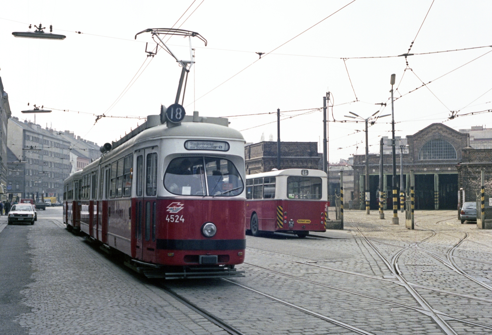 Zug der Linie 18 Station Stadionbrücke vor der Remise Erdberg, 1988 April