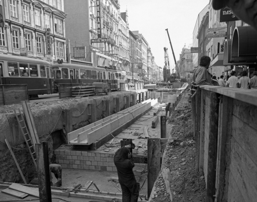 Mariahilfer Straße während der Bauarbeiten der U3 mit Zug der Linie 52, Juli 1988