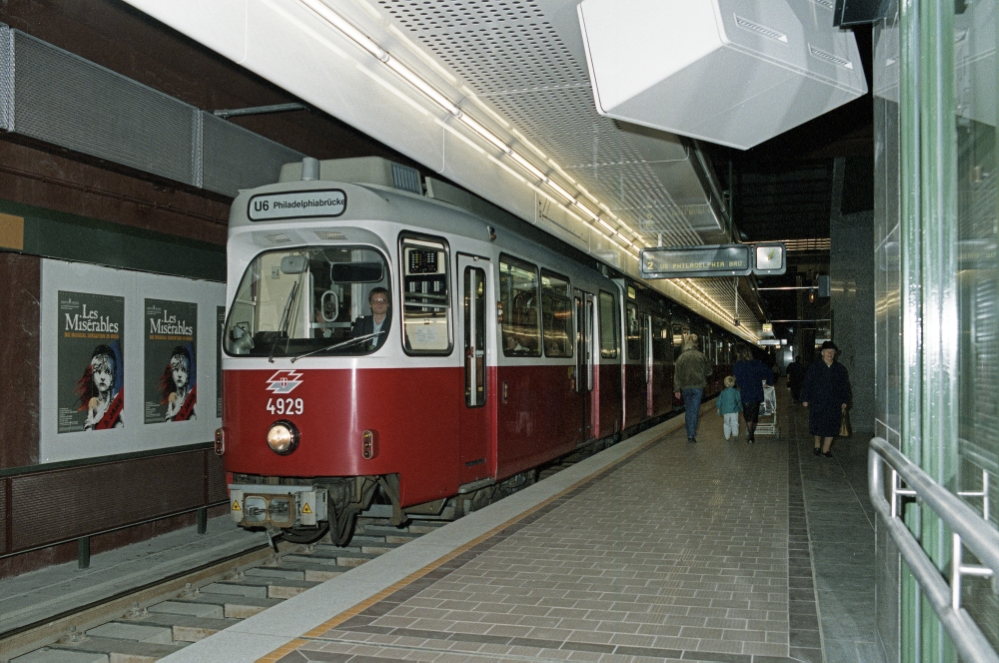 U-Bahn Zug der Linie U6 mit der Type E6-c6 in der Station Niederhofstraße,Eröffnungstag 10. Okt. 1988